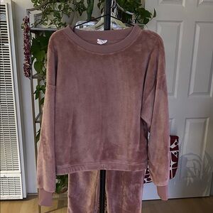 Cozie by Pink Rose Sweatshirt/Joggers. Size Small. PTP: 21”. 29” inseam.